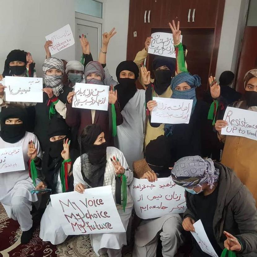 Afghan women driven to risk Taliban’s wrath by dressing as men